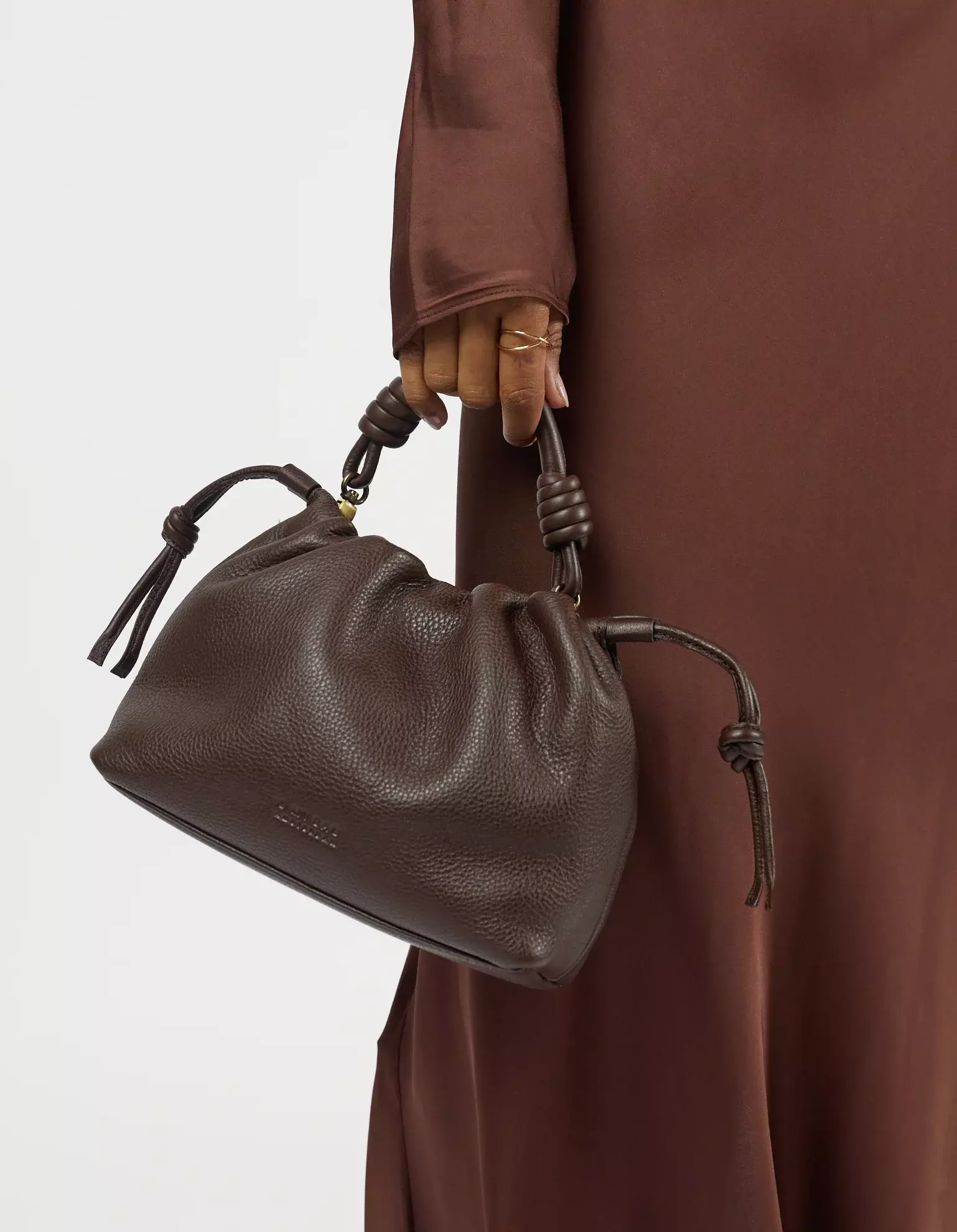 O MY BAG Kiki Mini Chocolate Soft Grain Ledertasche braun